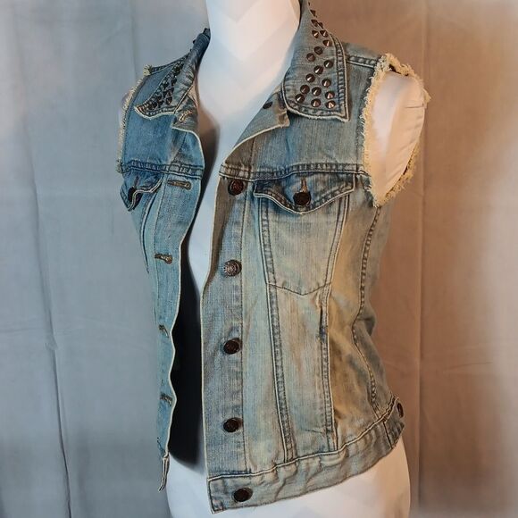 Rock & Republic "Gun Show" Studded Denim Vest - Picture 6 of 6
